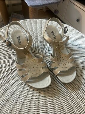 Alberto Metallic Gold T-Strap Women's Sandals size 7 (37)